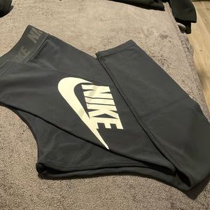 Nike leggings, black and white in excellent conditions size large